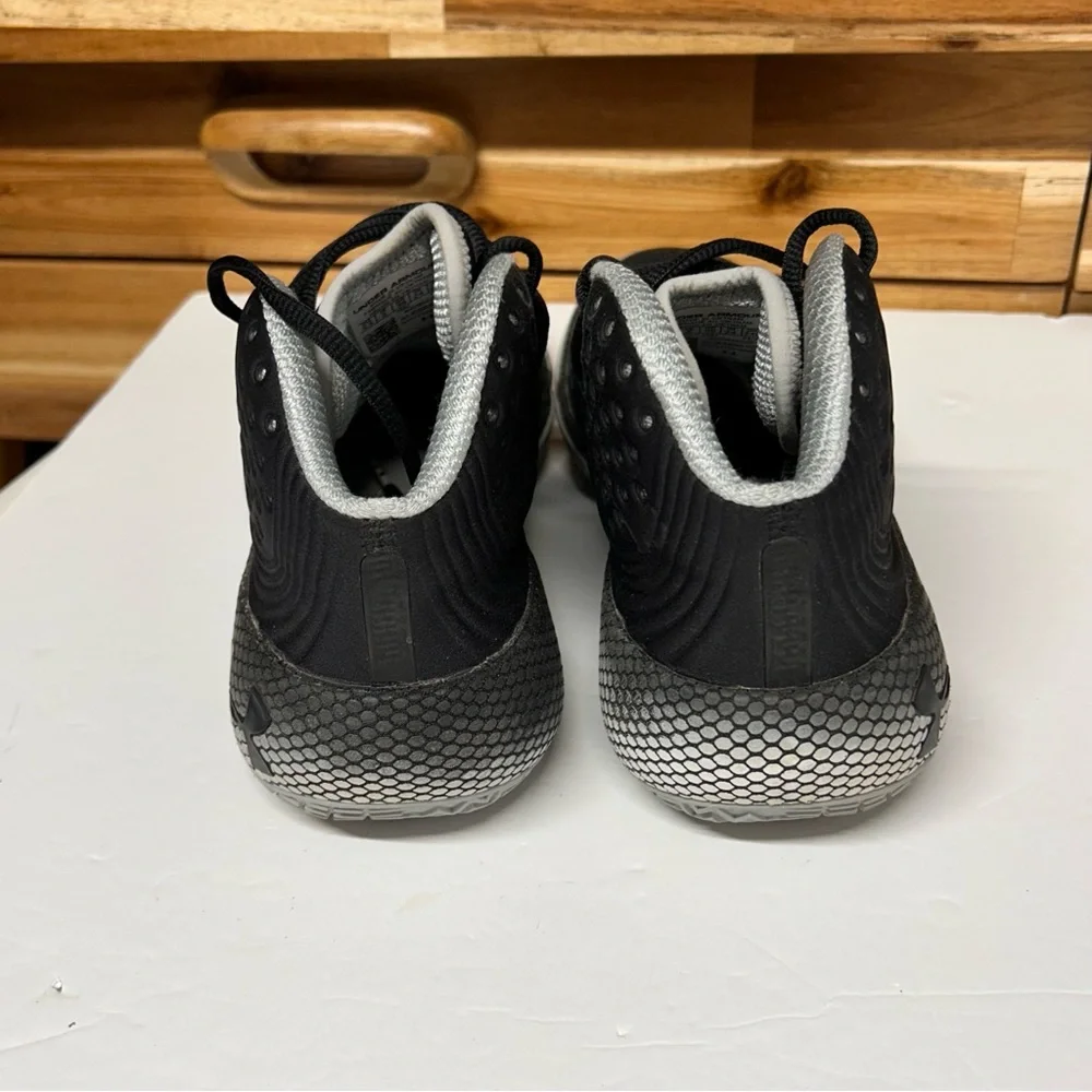 Under‎ Armour HOVR Havon 2 Black and Gray 5.5 Youth